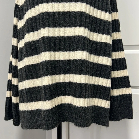 H&M rib-knit turtleneck black/striped oversized long sleeve sweater size medium - Picture 5 of 10